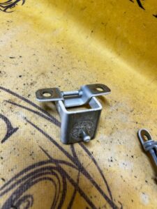 KOMPLET ZAWIASY KLAPY BAGAŻNIKA DACIA SANDERO STEPWAY III 2023R