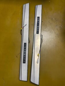 LISTWA PROGU DRZWI LED PRAWY PRZÓD INFINITI Q70