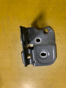 UCHWYT MOCOWANIE WSPORNIK BŁOTNIKA LEWE AUDI Q7 4M