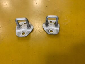 RYGIEL ZAMKA DRZWI PRAWY LEWY NISSAN E-NV200