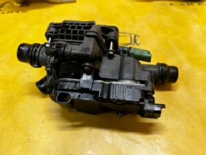 OBUDOWA TERMOSTATU TERMOSTAT CITROEN PEUGEOT 1.6 BLUE HDI