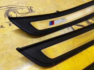 KOMPLET LISTWY LISTWA NAKŁADKA NAKŁADKI PROGU PRÓG LED BMW M5 F90 M-POWER