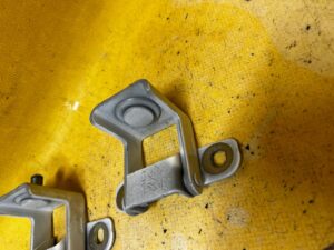 KOMPLET ZAWIASY KLAPY BAGAŻNIKA DACIA SANDERO STEPWAY III 2023R