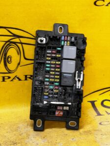 SKRZYNKA BEZPIECZNIKÓW LR RANGE ROVER EVOQUE II L551