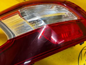 LAMPA TYŁ TYLNA LEWY LEWA W BŁOTNIK PEUGEOT 308 II T9 HB