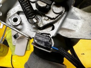 RYGIEL ZAMEK MASKI POKRYWY SILNIKA CZUJNIK DACIA LODGY STEPWAY LIFT 2022R