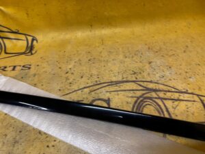 LISTWA SZYBY SZYBOWA DRZWI TYŁ LEWY SHADOWLINE BMW X1 F48 NOWA OEM