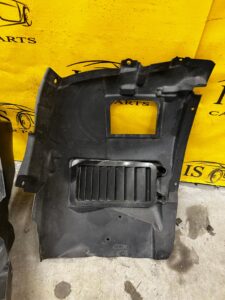 NADKOLE WNĘKA PRAWY PRZÓD BMW E92 M3 8043214