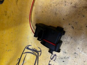 RYGIEL SIŁOWNIK KLAPY WLEWU PALIWA PORSCHE CAYENNE II 7P5 LIFT 92A