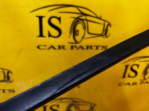 LISTWA SZYBY PRZÓD CZOŁOWEJ LEWA PORSCHE CAYENNE II 7P5