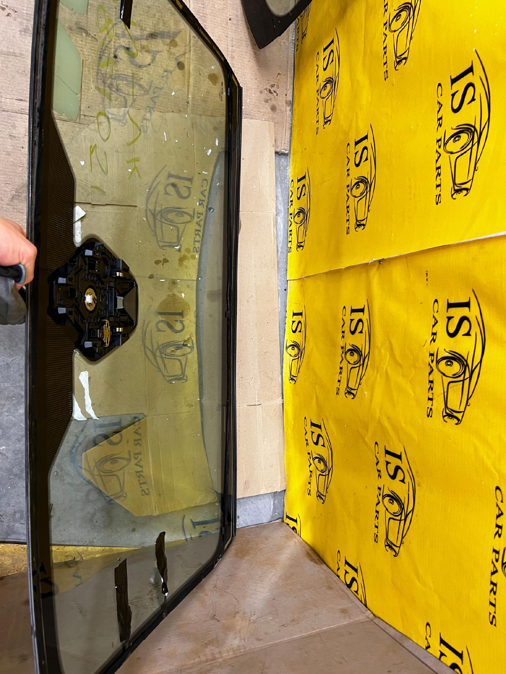 SZYBA CZOŁOWA GRZANA SENSOR FORD FIESTA MK8 20R