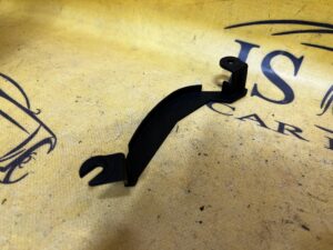 UCHWYT MOCOWANIE PASKA ROZRZĄDU FORD KUGA MK3 ESCAPE MK4 1.5 EB