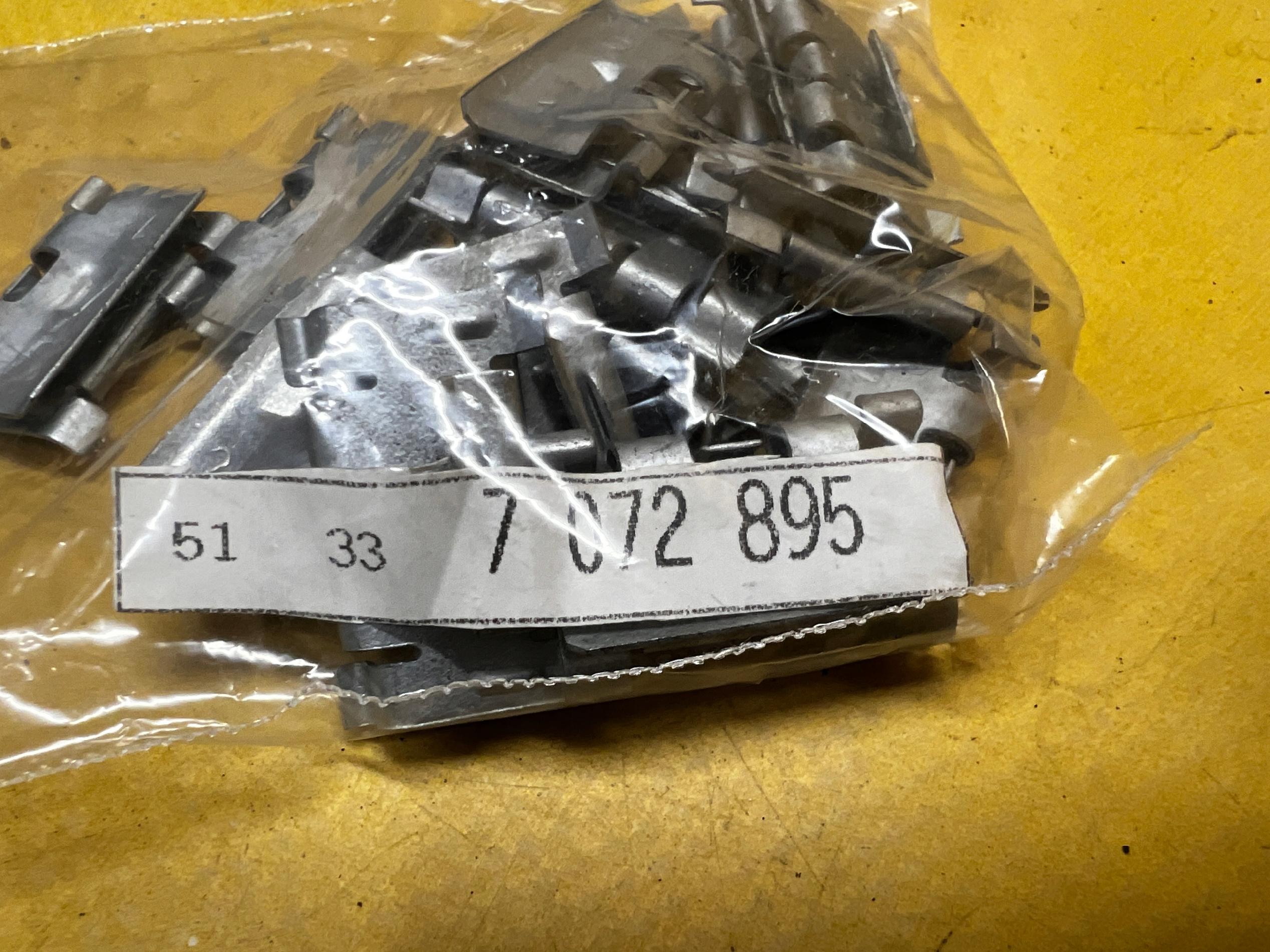 4 X KLAMRA MOCUJĄCA LISTWY SZYBY DRZWI PRZÓD BMW 5 E60 E61 X5 E70 NOWA OEM