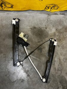 MECHANIZM PODNOŚNIK SZYBY DRZWI PRZÓD PRAWY PEUGEOT 308 II T9