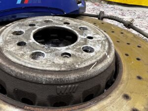 KOMPLET TARCZE HAMULCE ZACISKI PRZÓD TYŁ M-POWER BMW M5 F90