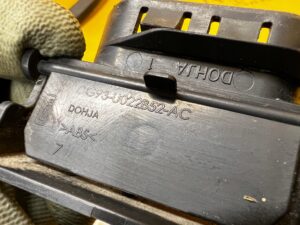 RURA SPUSTOWA WODY SZYBY PRZÓD FORD FUSION LIFT USA