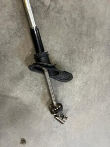 KRZYŻAK DRĄŻEK OSŁONA KOLUMNY KIEROWNICZEJ LAND ROVER DISCOVERY 5 L462