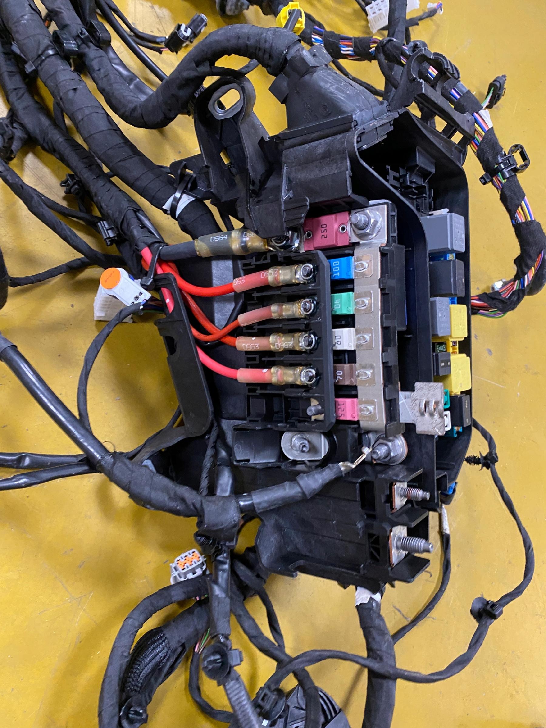 WIĄZKA INSTALACJA BEZPIECZNIKI INFINITI Q30 2.2 D