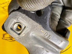 WSPORNIK MOCOWANIE BŁOTNIKA PRAWY BMW SERIA 1 F40