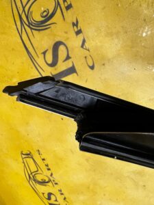 LISTWA RAMKA USZCZELKA SZYBY DRZWI DACHU LEWA FORD MUSTANG VI