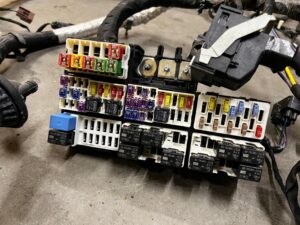 WIĄZKA INSTALACJA OKABLOWANIE KOMORY SILNIKA FORD MUSTANG VI USA 3.7