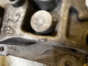 ZACISK HAMULCOWY PRZÓD LEWY JAGUAR XJ X351