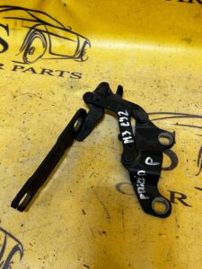 ZAWIAS MASKI PRAWY PRZÓD BMW E92 M3 8042040