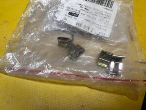 4 X KLAMRA LISTWY GÓRNEJ ZDERZAKA PRZÓD BMW 3 E21 5 E12 6 E24 NOWA OEM