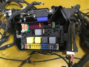 WIĄZKA INSTALACJA BEZPIECZNIKI INFINITI Q30 1.6