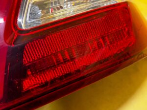 LAMPA TYŁ TYLNA PRAWY PRAWA W BŁOTNIK PEUGEOT 308 II T9 HB