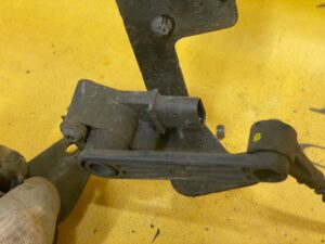 CZUJNIK POZIOMOWANIA LEWY TYŁ LR L462 DISCOVERY V