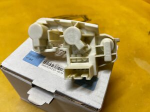 GNIAZDO ŻARÓWKI LAMPY TYLNEJ TYŁ W KLAPIE LEWE LEWY BMW 3 E90 NOWY OEM