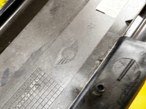 LISTWA OSŁONA SZYBY SŁUPKA B DRZWI TYŁ PRAWY MINI COUNTRYMAN R60