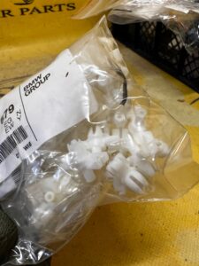 10 X MOCOWANIE LISTWY WYKOŃCZENIOWEJ NADWOZIA BMW 8 E31 NOWE OEM