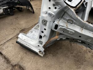 ĆWIARTKA PODŁUŻNICA SŁUPEK PRZÓD PRAWY DACIA SANDERO STEPWAY III 369