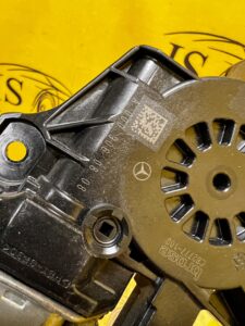 SILNICZEK SZYBY LEWY TYŁ MERCEDES A KLASA W177