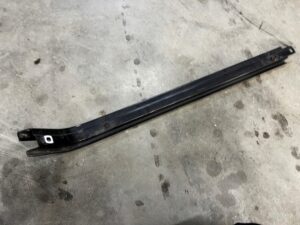 SZYNA PROWADNICA DRZWI PRZESUWNYCH ŚRODKOWA PRAWA DACIA DOKKER EU