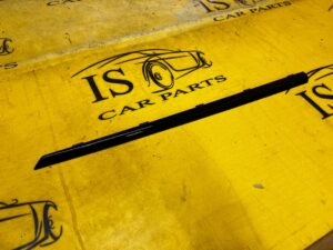 LISTWA SZYBY SZYBOWA BŁOTNIKA TYŁ PRAWY PRAWA RANGE ROVER VELAR L560