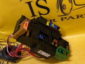 SKRZYNKA BEZPIECZNIKÓW BEZPIECZNIKI MERCEDES W257