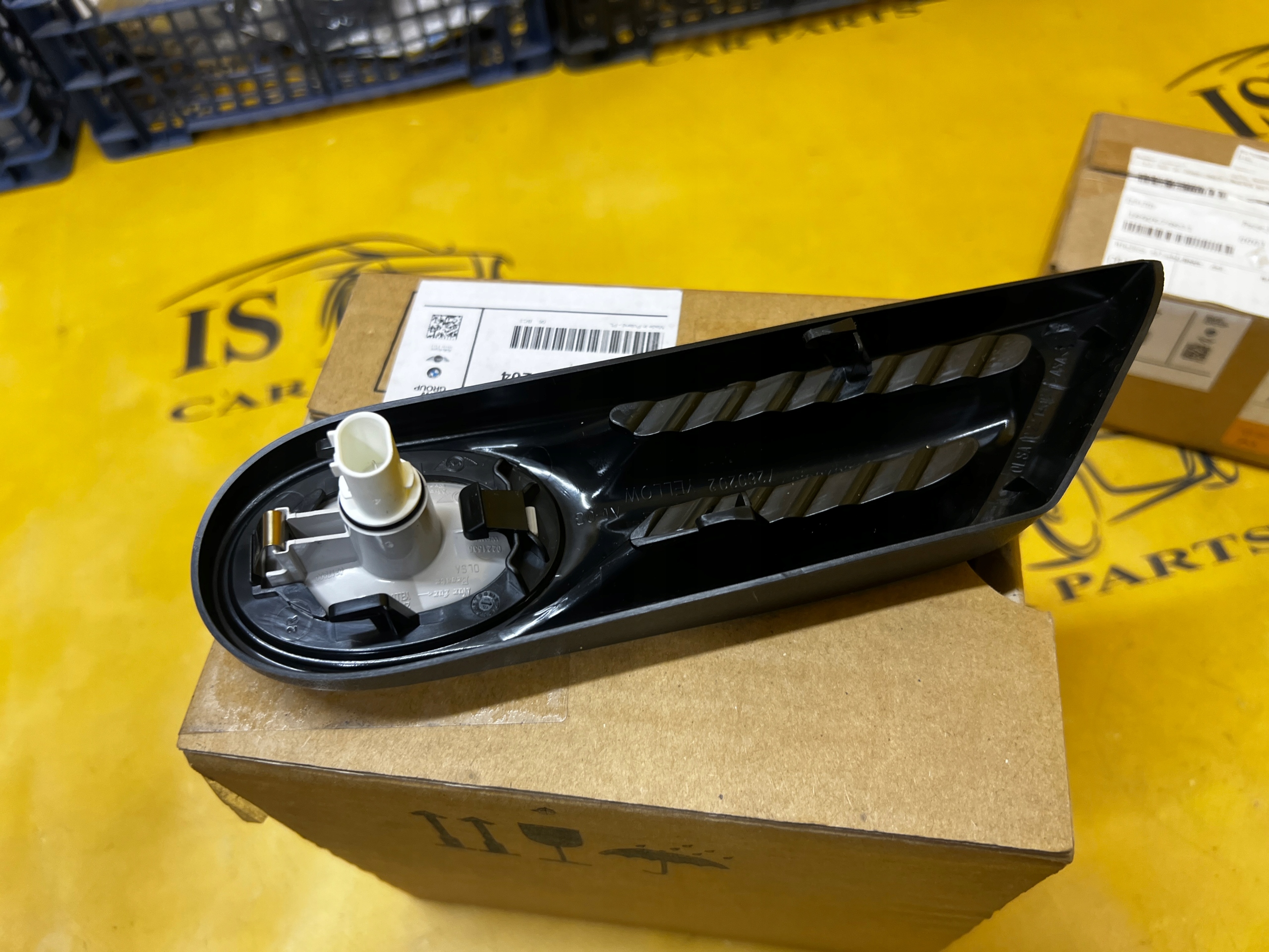 KIERUNKOWSKAZ BOCZNY BŁOTNIKA PRAWY BIAŁY MINI R55 R56 R57 R58 R59 NOWY OEM