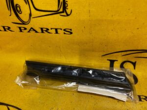 PROWADNICA USZCZELKA SZYBY DRZWI BOCZNEJ PRAWEJ PRAWA GÓRNA BMW Z3 NOWA OEM