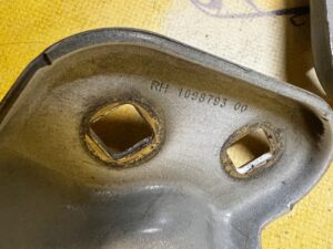 KOMPLET ZAWIASY MASKI POKRYWY PRZÓD LEWY PRAWY TESLA MODEL 3 PRZEDLIFT