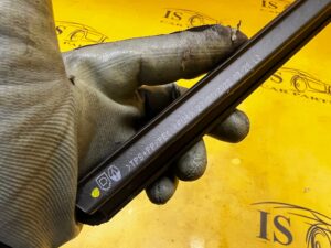 LISTWA ZGARNIAJĄCA DRZWI PRZÓD LEWY DACIA JOGGER