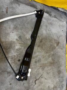 MECHANIZM PODNOŚNIK SZYBY DRZWI PRZÓD PRAWY PEUGEOT 308 II T9