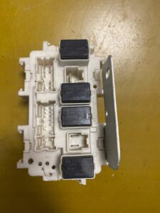 SKRZYNKA BEZPIECZNIKÓW INFINITI Q70 M M35H HYBRYDA