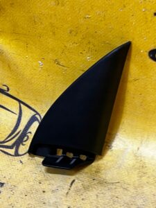 TRÓJKĄT DRZWI PRAWY PRZÓD MERCEDES A KLASA W177