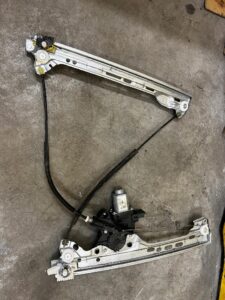 MECHANIZM PODNOŚNIK SZYBY DRZWI PRZÓD LEWY RENAULT MEGANE IV