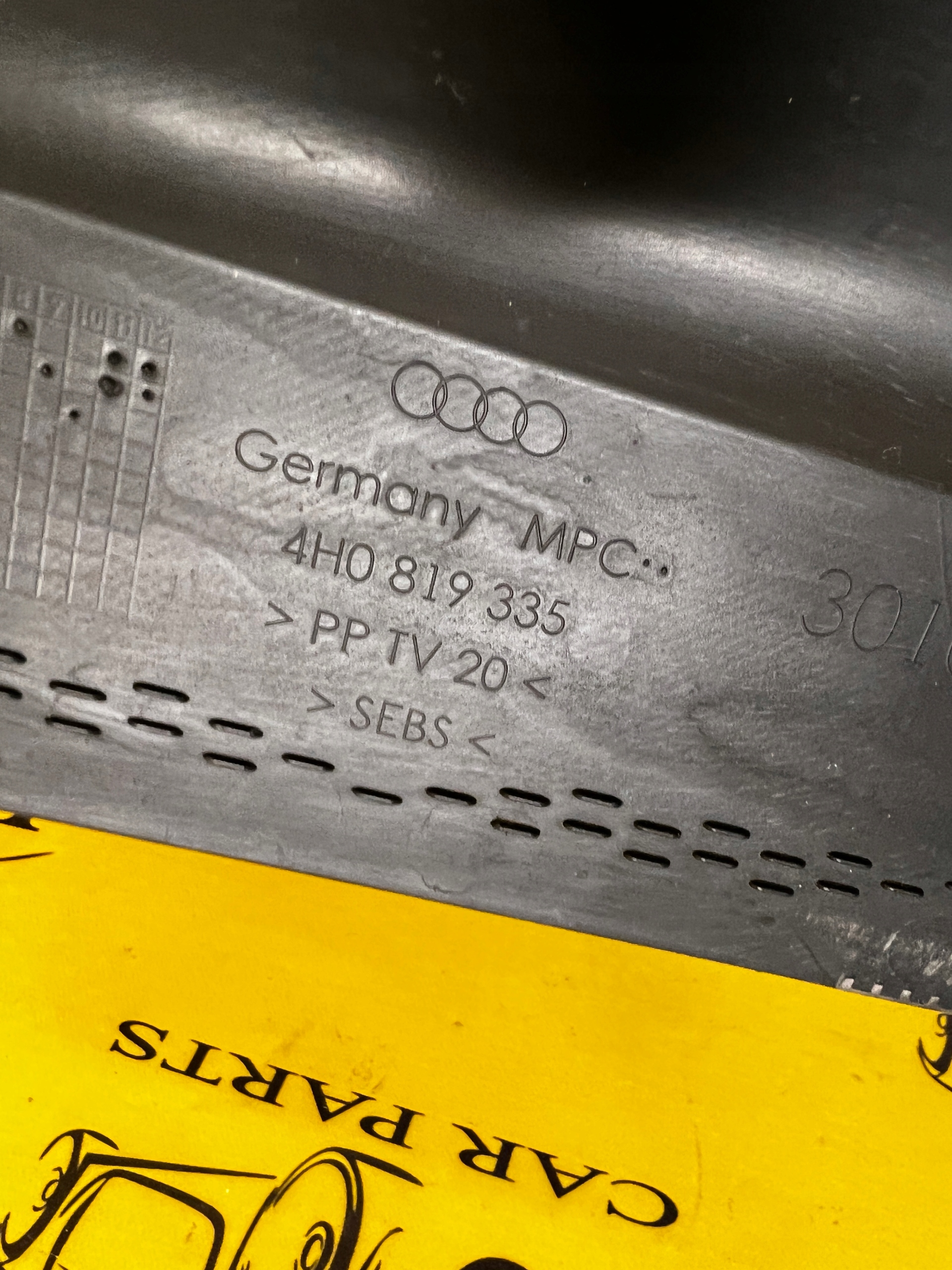 NAKŁADKA OSŁONA ZAŚLEPKA PODSZYBIA LEWA AUDI A8 D4