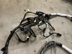 WIĄZKA INSTALACJA OKABLOWANIE KOMORY SILNIKA FORD MUSTANG VI USA 3.7