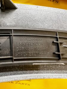 OSŁONA LISTWA BŁOTNIKA SIERP PRAWA GENESIS GV70 BIAŁY AKRYL